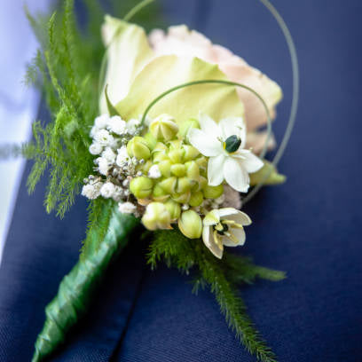 WHITE + GREEN BOUTONNIÈRE